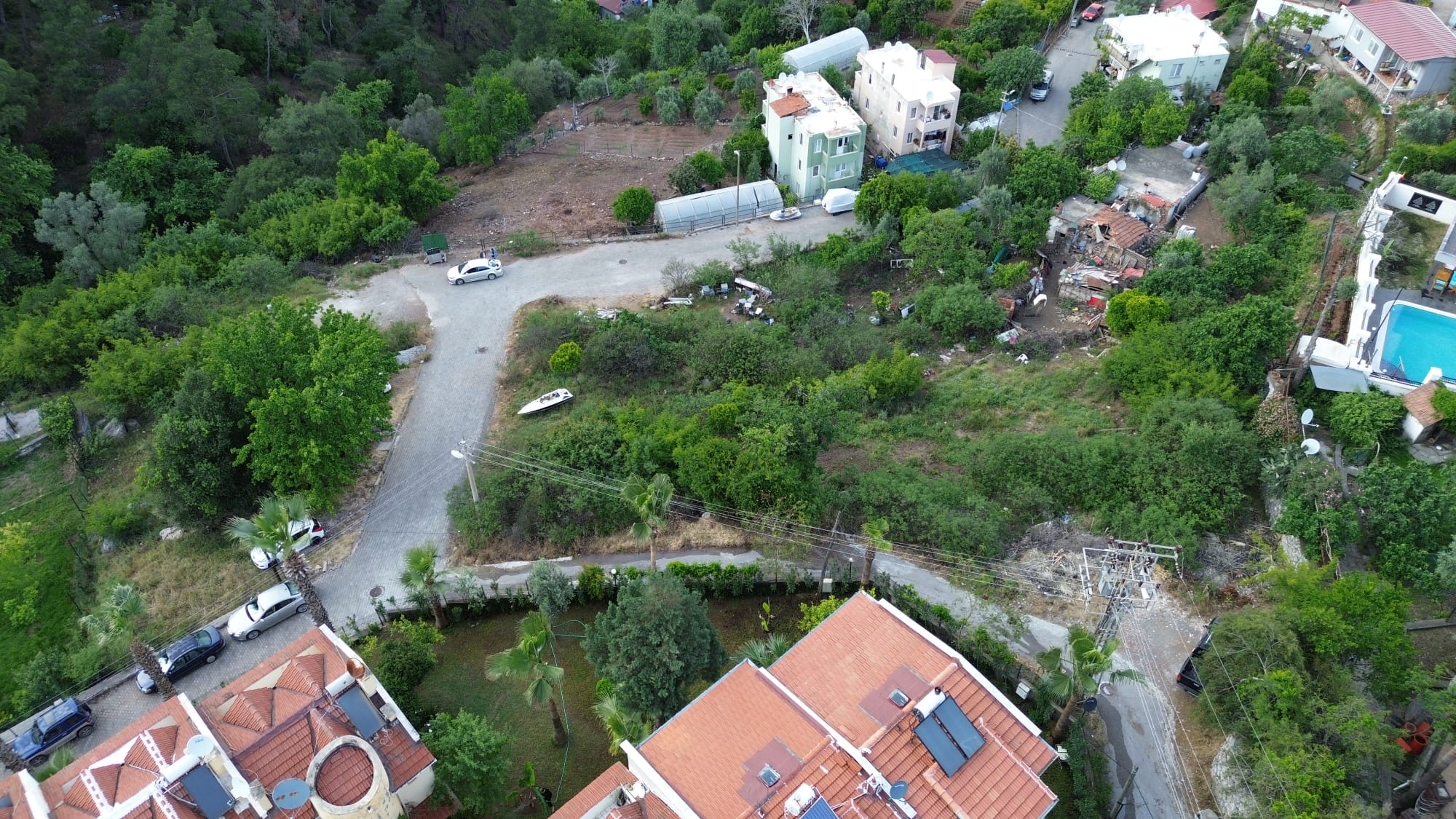 MABELDEN MARMARİSİN ENDEĞERLİ BÖLGELERİNDEN VİLLA BÖLGESİ ARMUTALANDA SATILIK  750M2 İMARLI ARSA